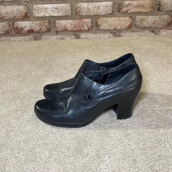 Clarks genuine leather black heeled ankle boots - Picture 4 of 7